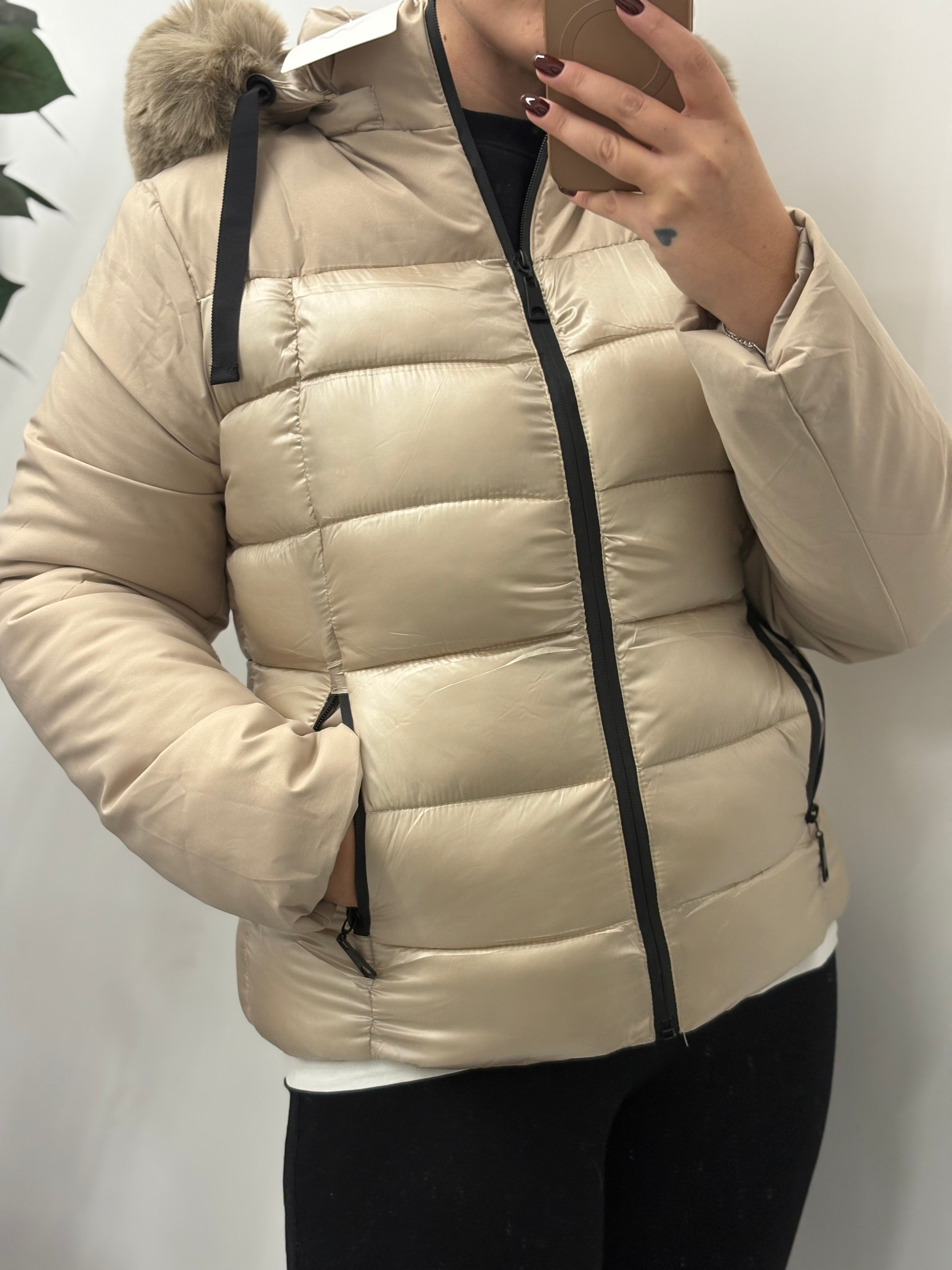 Piumino corto trapuntato con cappuccio – Beige champagne