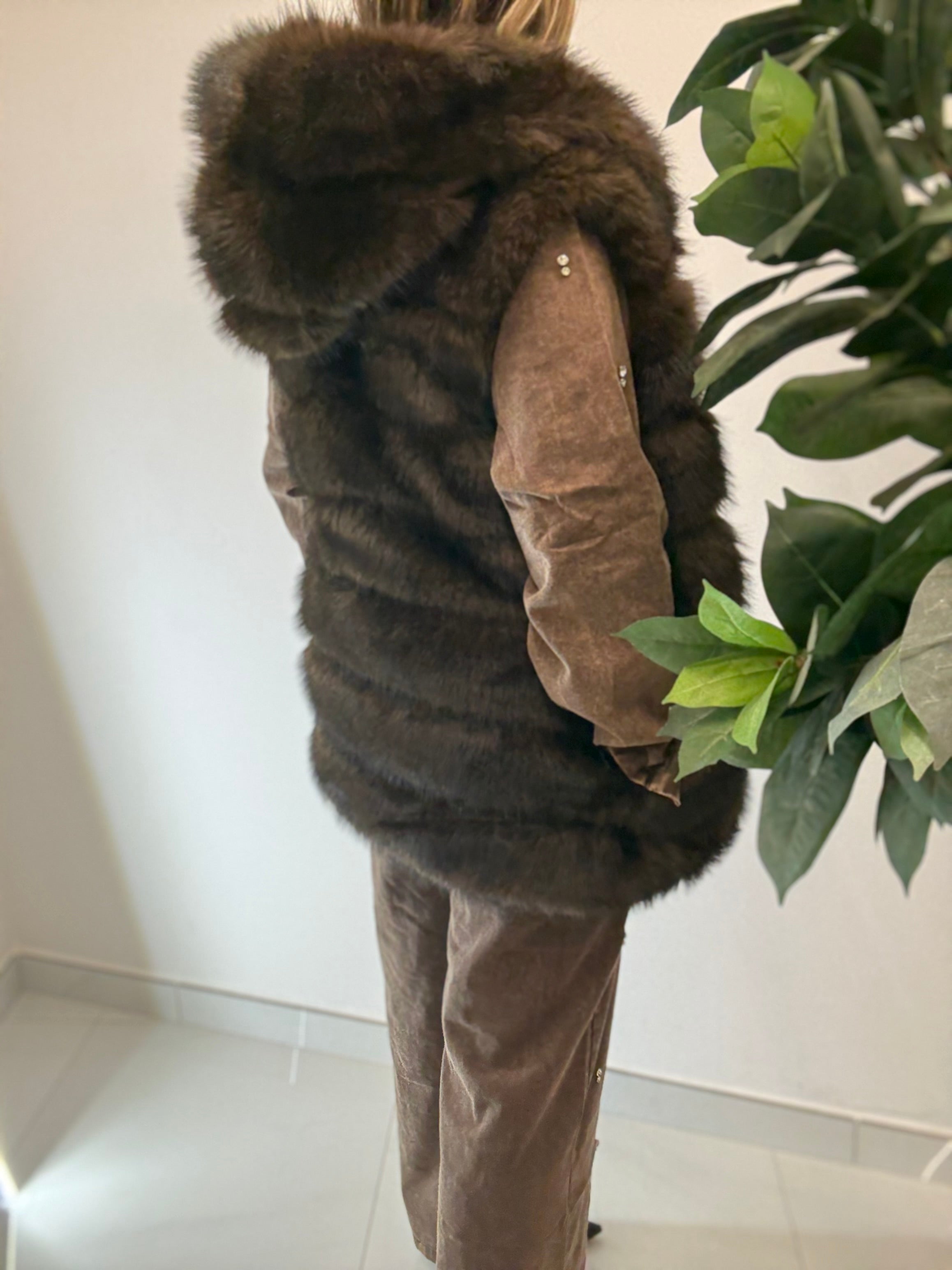 Pelliccia smanicata con cappuccio