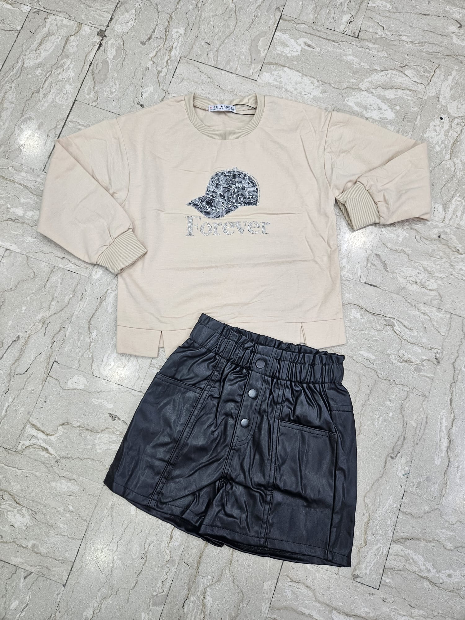 Completo Foreverbianco e nero prezzo €19,99 scontato €14,99 tg 6 anni 10 anni 12 anni