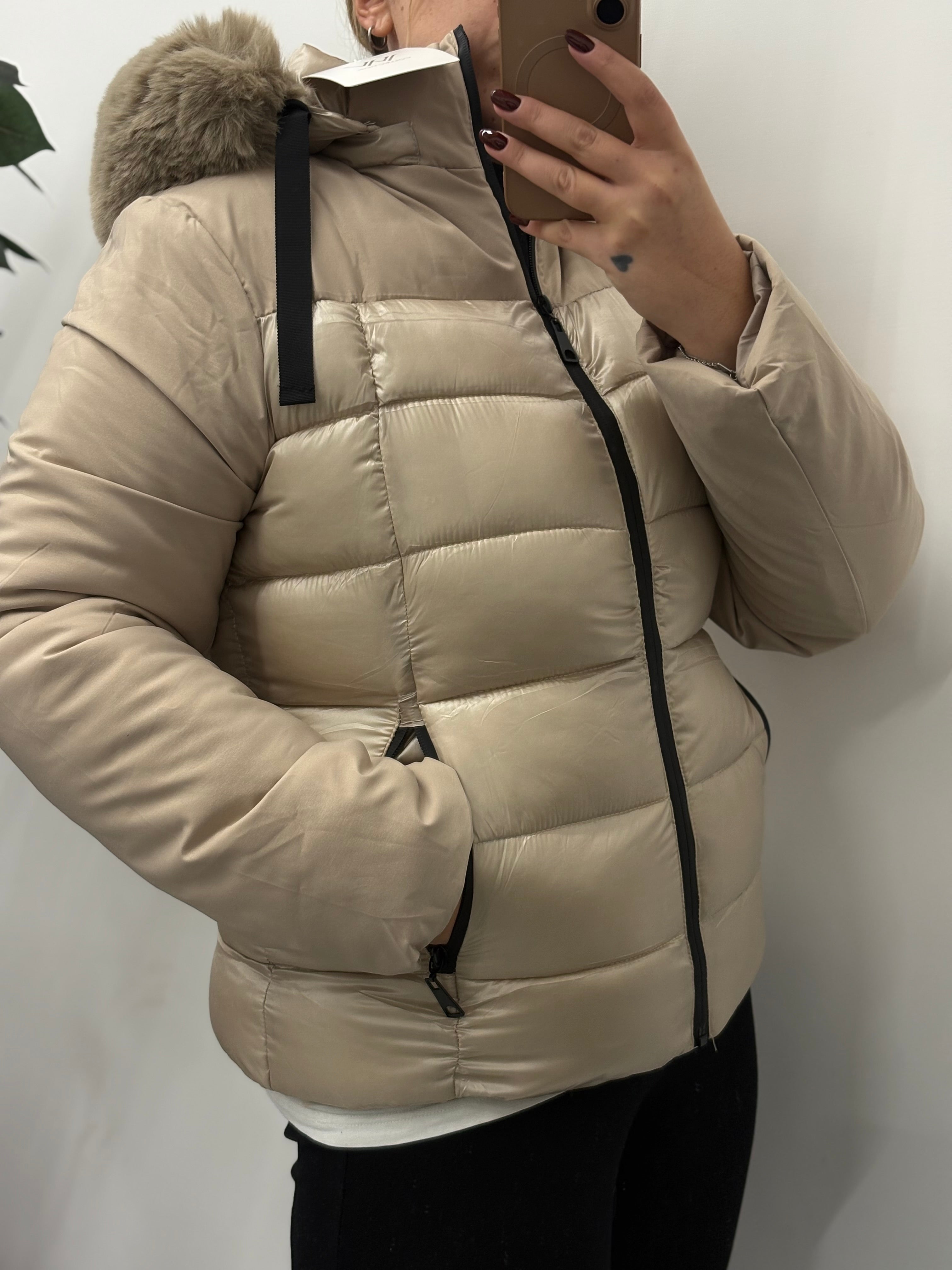 Piumino corto trapuntato con cappuccio – Beige champagne