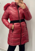 Piumino lungo trapuntato con cintura – Rosso borgogna
