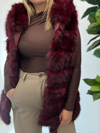 Pelliccia smanicata con cappuccio