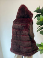 Pelliccia smanicata con cappuccio