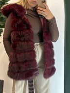 Pelliccia smanicata con cappuccio