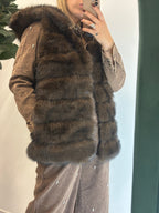 Pelliccia smanicata con cappuccio