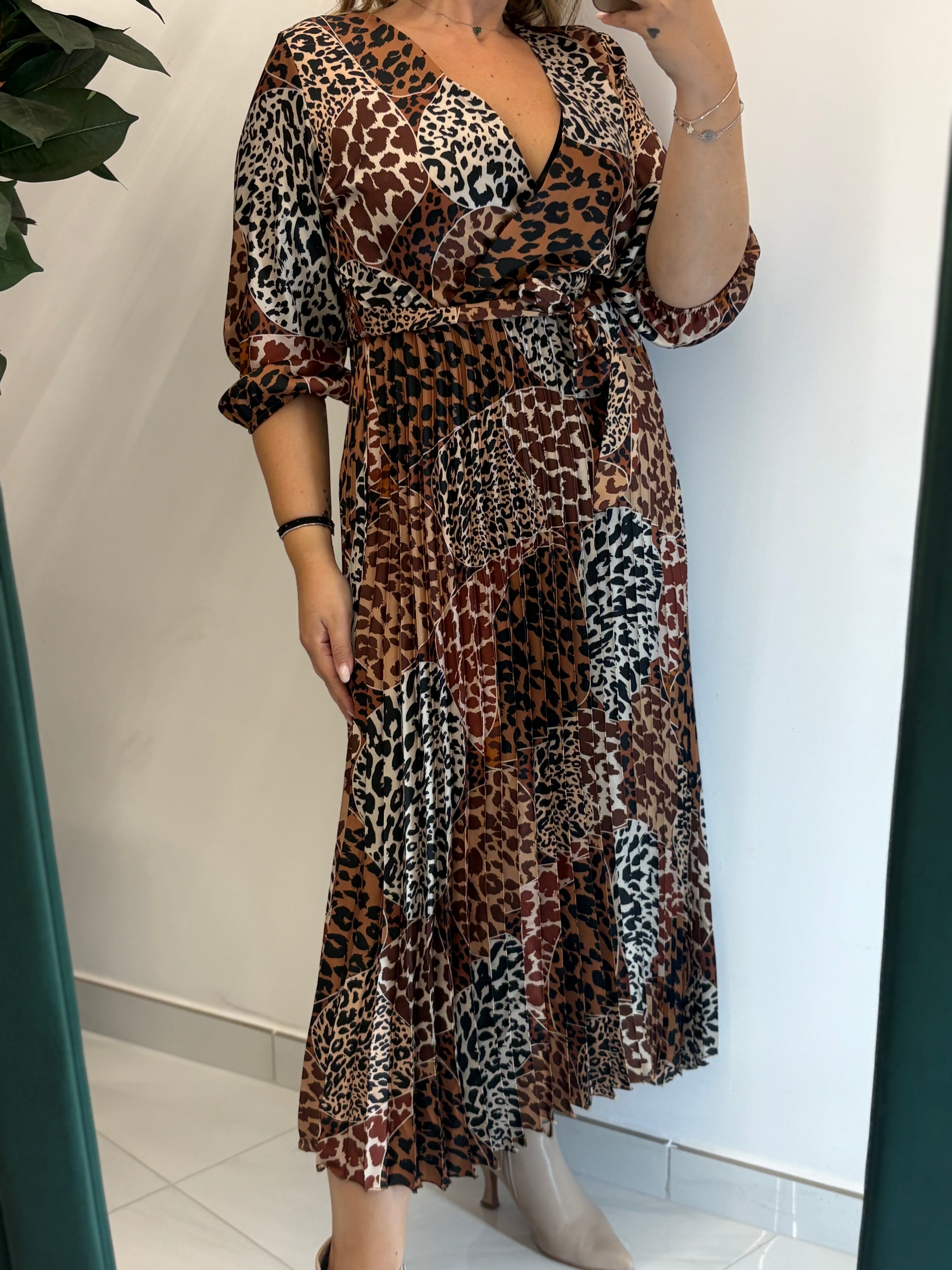 Abito maculato con cintura in vita