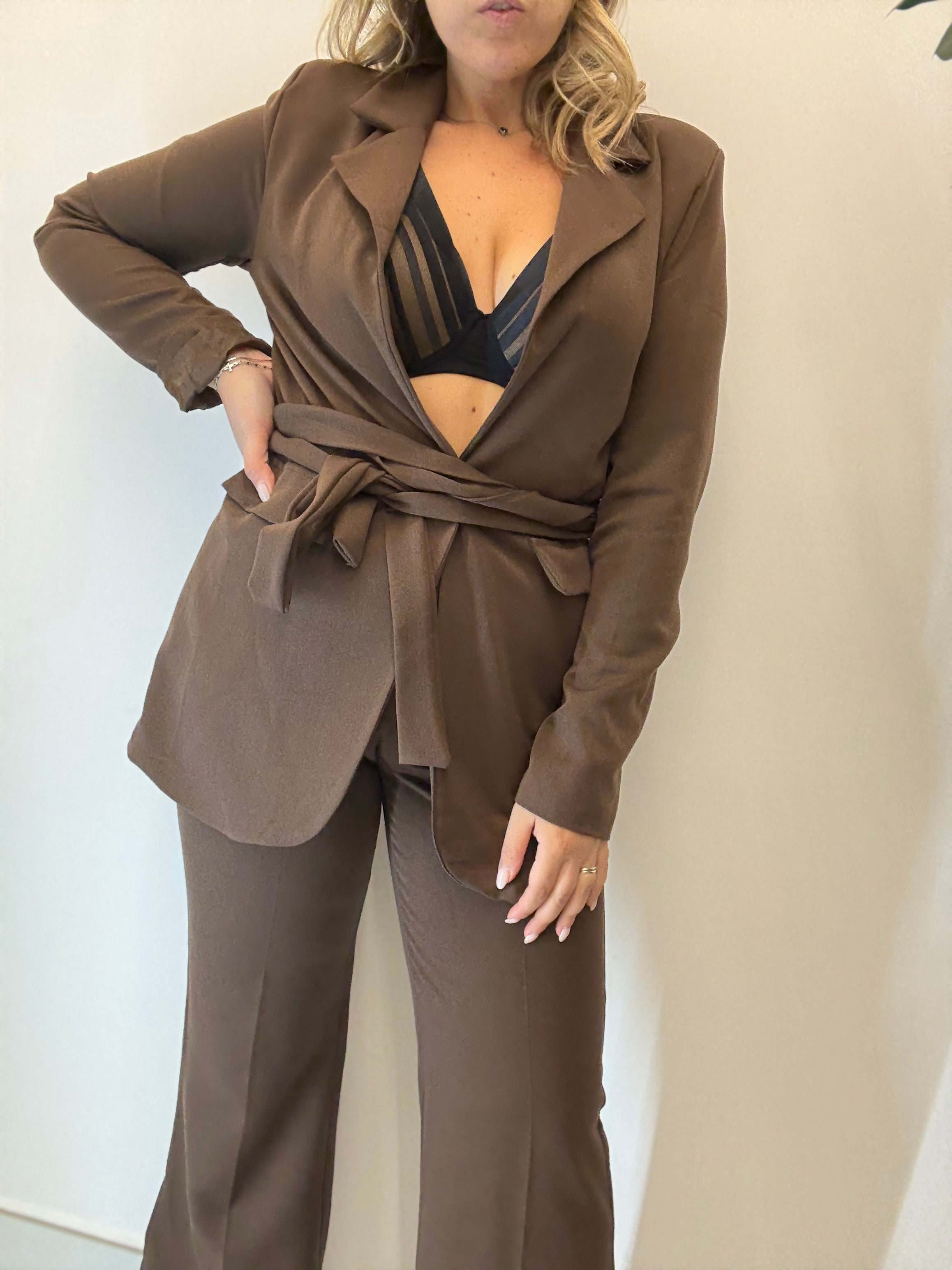 Tailleur con cintura in vita