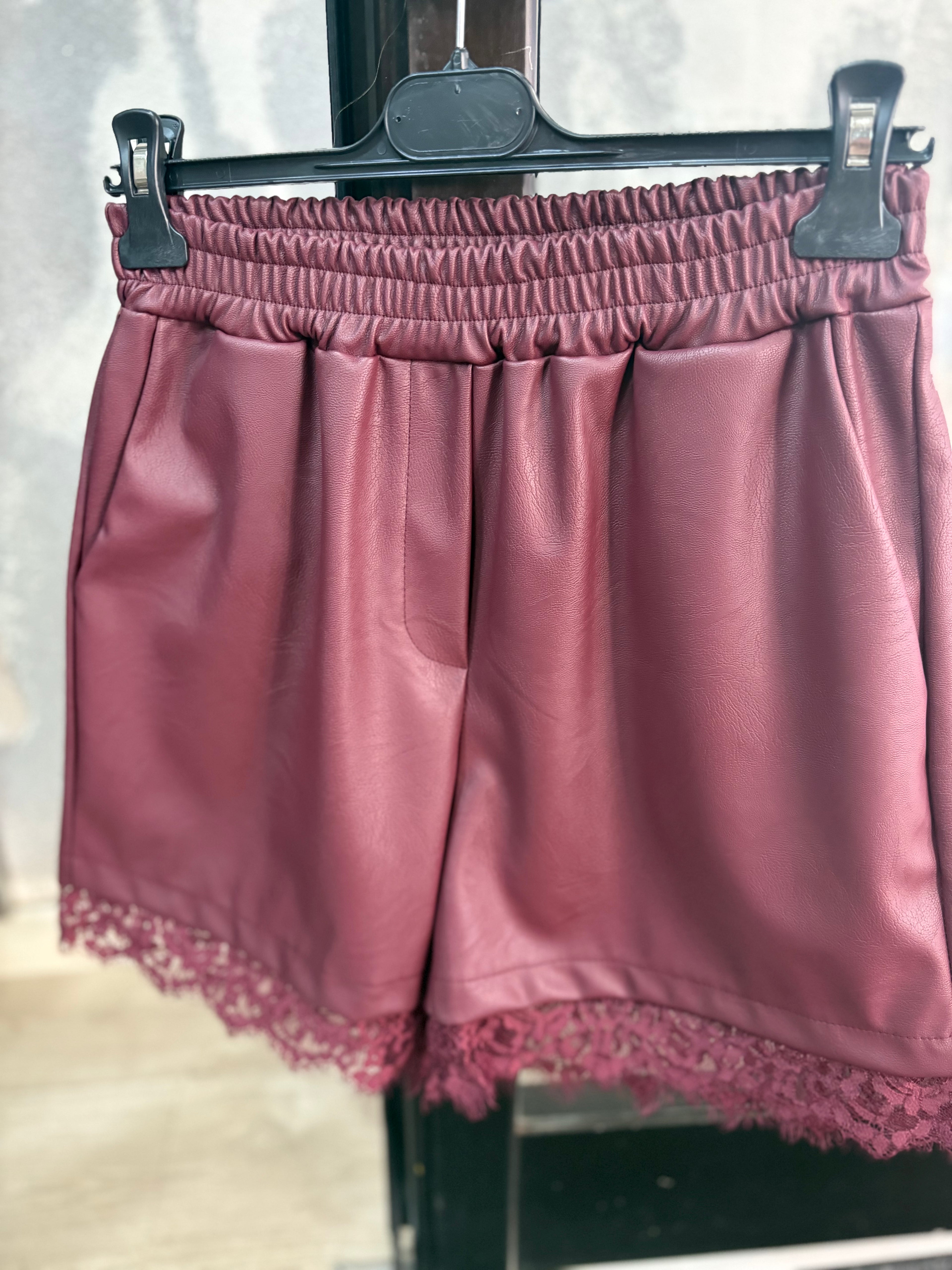 Shorts in ecopelle con fascia in merletto