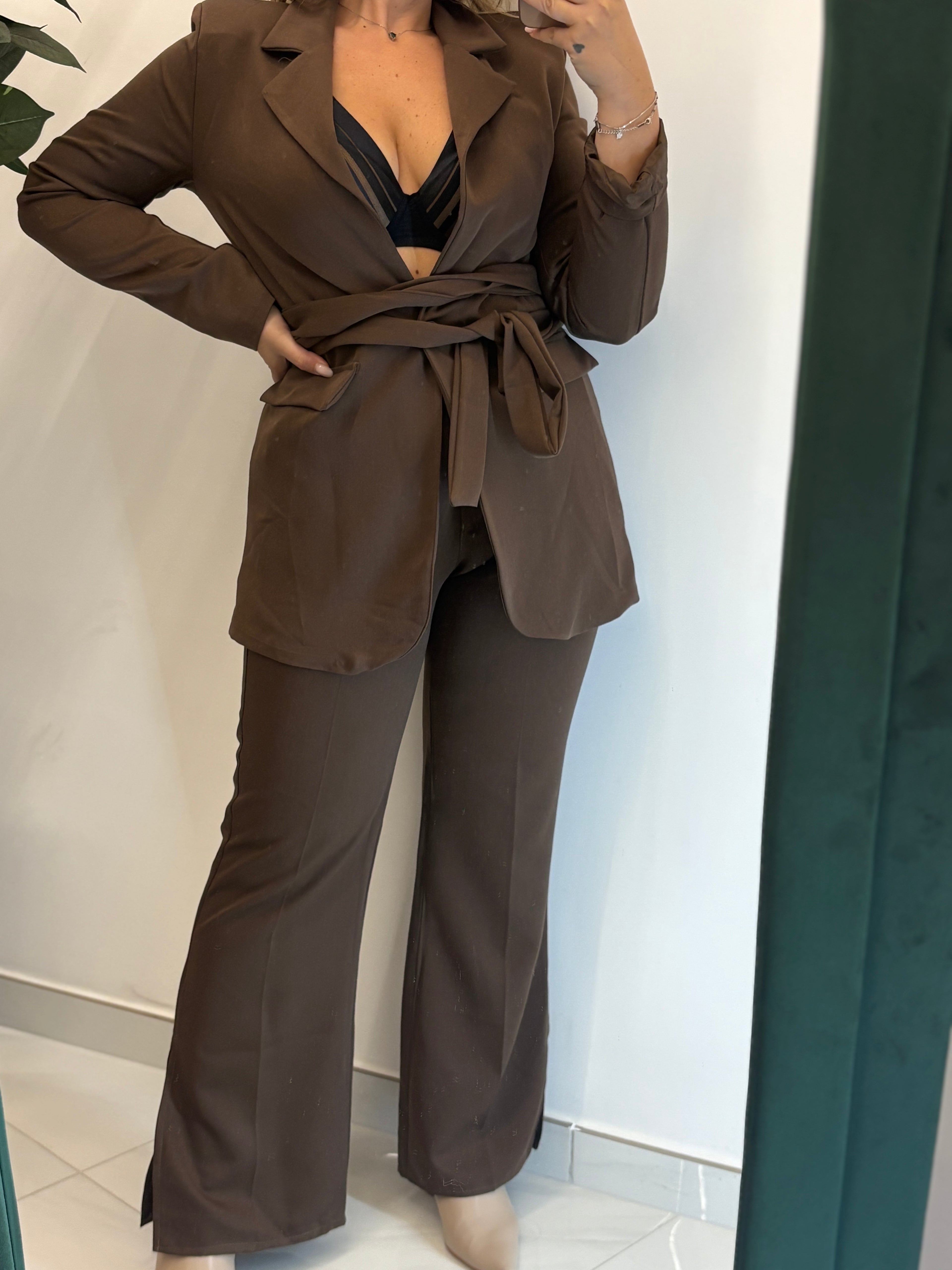 Tailleur con cintura in vita