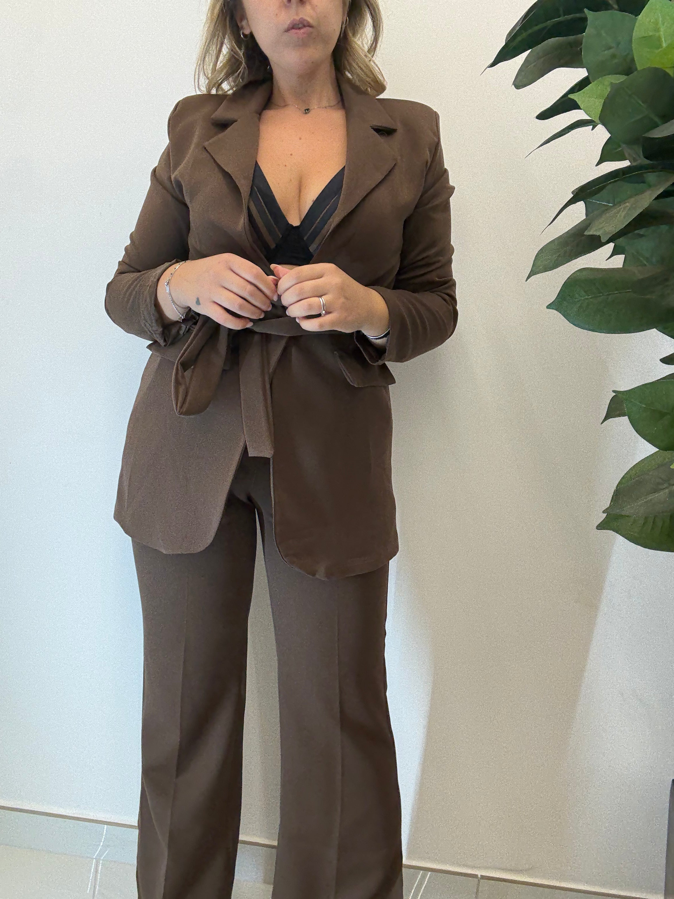 Tailleur con cintura in vita