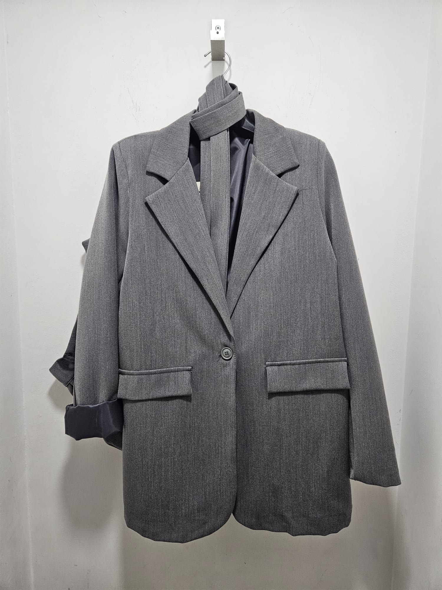 Tailleur con cintura in vita