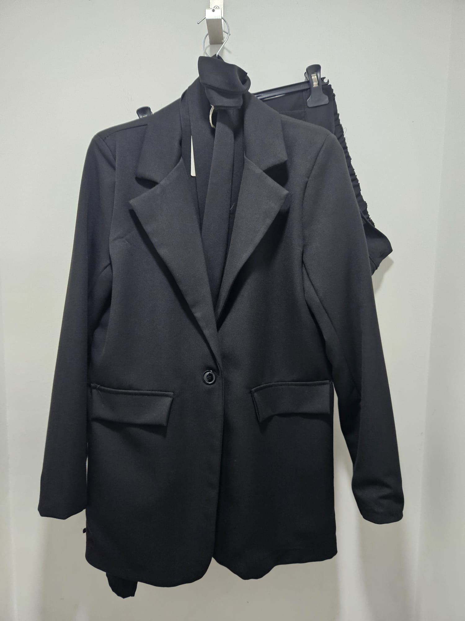 Tailleur con cintura in vita