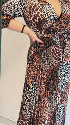 Abito maculato con cintura in vita