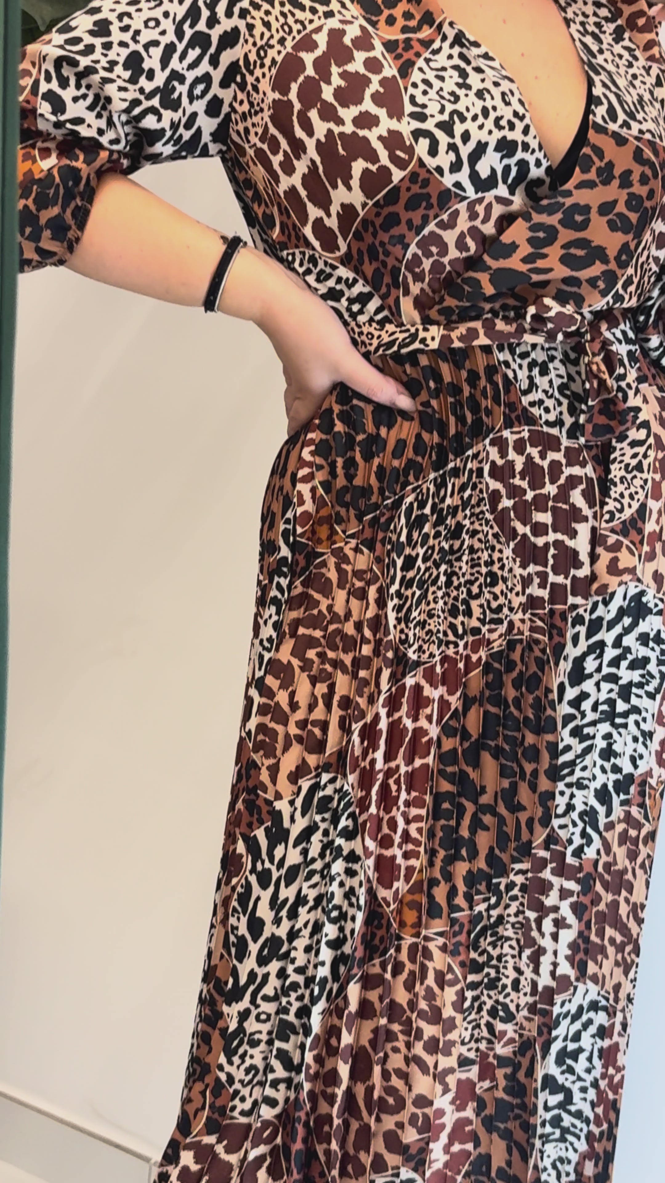 Abito maculato con cintura in vita